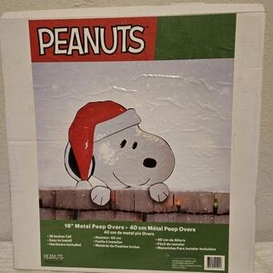 Peanuts Christmas Snoopy Metal Peep Overs Decor.